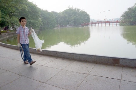 Cặm cụi nhặt rác bên Hồ Gươm - 6 Theo