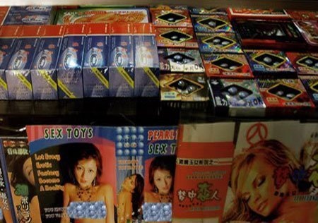 Thuốc kích dục trôi nổi bày bán khắp nơi.