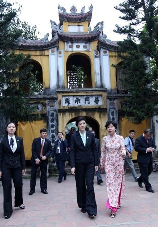 Bà Yingluck Shinawatra viết lưu bút tại khu di tích nhà sàn Bác Hồ