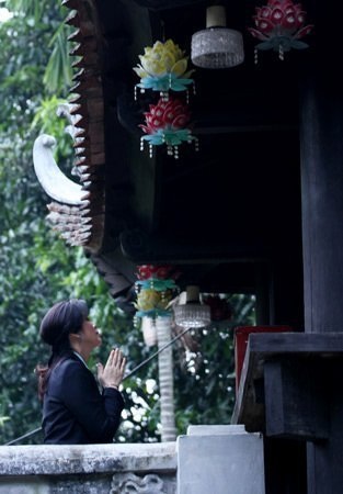 Thăm khu nhà sàn Bác Hồ trong khu di tích, nữ Thủ tướng Thái Lan thích thú cho cá ăn