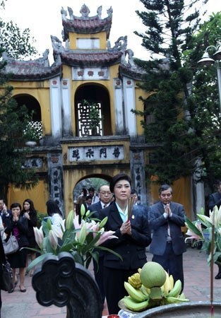 Thăm khu nhà sàn Bác Hồ trong khu di tích, nữ Thủ tướng Thái Lan thích thú cho cá ăn