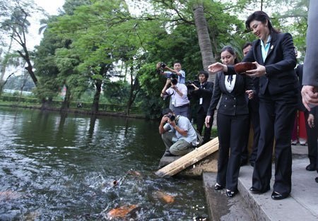 Thăm khu nhà sàn Bác Hồ trong khu di tích, nữ Thủ tướng Thái Lan thích thú cho cá ăn