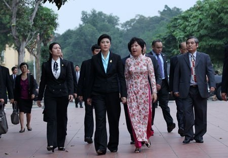 Thăm khu nhà sàn Bác Hồ trong khu di tích, nữ Thủ tướng Thái Lan thích thú cho cá ăn