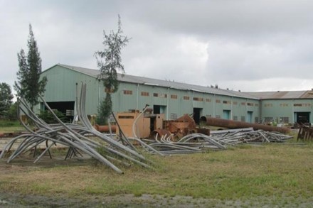 Doanh nghiệp chết, không “chôn” được - 1 Sicemvina giờ chỉ còn là bãi sắt gỉ hoang tàn. ảnh: Thanh Hải