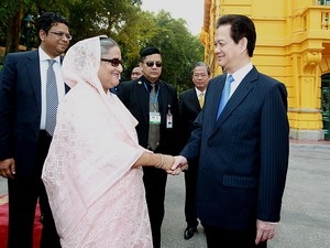 Thủ tướng Nguyễn Tấn Dũng đón Thủ tướng Bangladesh Sheikh Hasina. (Ảnh: Đức Tám/TTXVN)