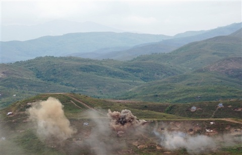 Xem bộ đội hiệp đồng đánh địch đổ bộ đường không - 5 Công sự địch bị hỏa lực pháo 130ly, cối 100mm tiêu diệt.