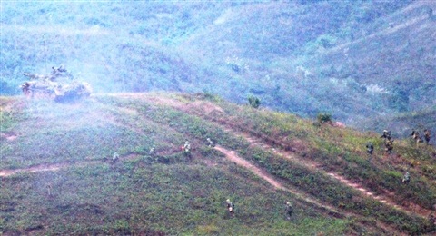 Xem bộ đội hiệp đồng đánh địch đổ bộ đường không - 6 Sau khi cùng pháo binh bắn áp chế, xe tăng dẫn bộ binh xung phong tiến công địch.