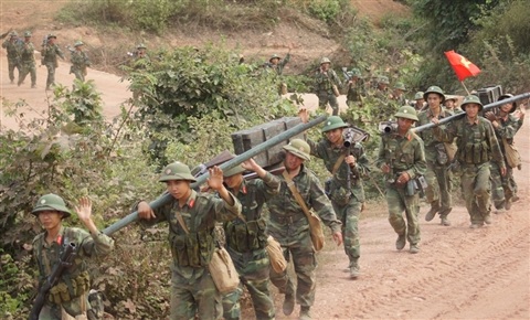 Xem bộ đội hiệp đồng đánh địch đổ bộ đường không - 8 Chiến sĩ bộ binh hành quân về đơn vị sau khi kết thúc diễn tập.