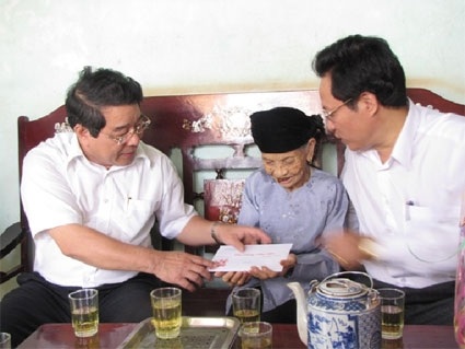 Chủ tịch tỉnh Bình Phước nộp đơn xin thôi chức - 1 Ông Trương Tấn Thiệu (trái) trong một lần đi trao quà. Ảnh: Báo Bình Phước.