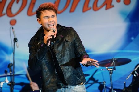 "Khát khao đột phá" mang âm nhạc đến với sinh viên Hà Nội - 9 Nhiều sinh viên nữ phía dưới liên tục hô tên của ban nhạc và cổ vũ nhiệt tình.