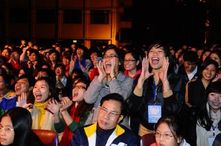 "Khát khao đột phá" mang âm nhạc đến với sinh viên Hà Nội - 8 Nhiều sinh viên nữ phía dưới liên tục hô tên của ban nhạc và cổ vũ nhiệt tình.
