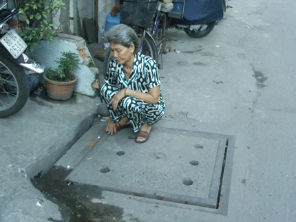 Chuột từ dưới cống nước bẩn chui lên và vào nhà dân để lộng hành 