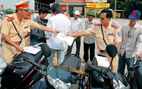 Bỏ quy định chi tiền phạt bồi dưỡng cảnh sát giao thông - 1 Bỏ quy định chi tiền phạt bồi dưỡng cảnh sát giao thông