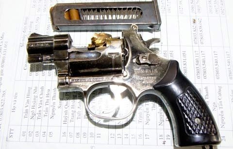 Khẩu súng rulo bắn 2 phát bị nổ quả khế chứa đạn. Ảnh: CT