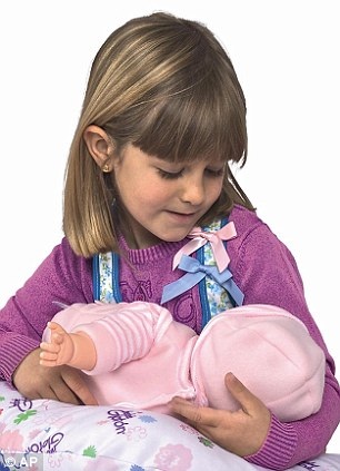 Bé gái thử chơi búp bê Breast Milk Baby