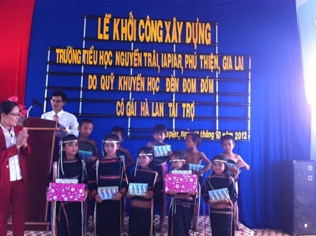 "Đèn đom đóm" xây dựng trường học thứ 9 tại Gia Lai - 1 Các học sinh vui mừng nhận quà trong ngày động thổ xây trường