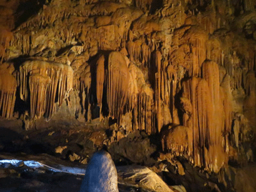 Một bức trướng thạch nhũ gần hồ 