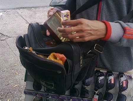 Bán dạo kiêm bán thuốc kích dục.