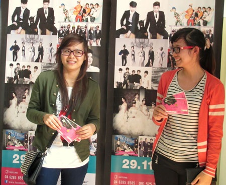 Sức nóng từ Đại nhạc hội K-pop Festival 2012 - 1 Hai fan nữ tại Hà Nội sử hữu tấm vé đầu tiên của Đại nhạc hội Kpop