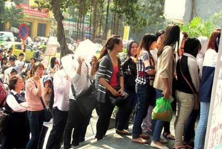 Sức nóng từ Đại nhạc hội K-pop Festival 2012 - 2 Fan hâm mộ xếp hàng mua vé tại OceanBank Thành Công