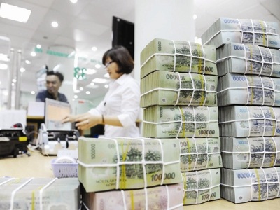 Nhân viên ngân hàng: "Sóng ngầm" mất việc, giảm lương - 1 Cùng với việc cắt giảm lao động, lương, thưởng ngành ngân hàng dự báo cũng sẽ giảm. Ảnh: Hồng Vĩnh.