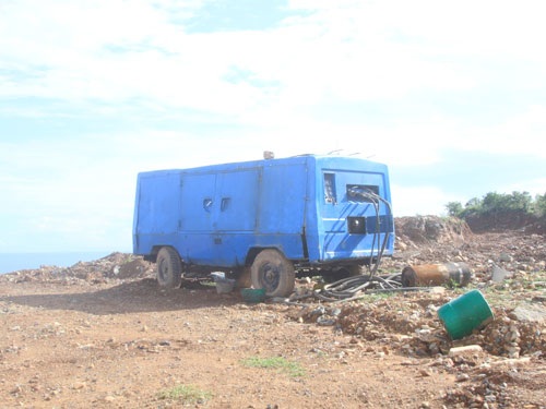 Xuất hiện tình tiết mới ở "kho báu 4.000 tấn vàng" núi Tàu - 1 Máy móc đã ngưng sử dụng gần một tháng nay.