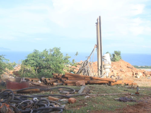 Xuất hiện tình tiết mới ở "kho báu 4.000 tấn vàng" núi Tàu - 2 Máy móc đã ngưng sử dụng gần một tháng nay.