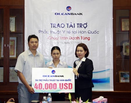 Bé trai bị Hội chứng Apert hiếm gặp được tài trợ phẫu thuật nước ngoài - 2 Lãnh đạo OcenBank tài trợ 40.000 USD phẫu thuật cho cháu Tùng