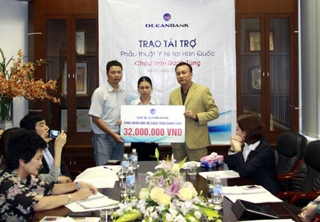 Bé trai bị Hội chứng Apert hiếm gặp được tài trợ phẫu thuật nước ngoài - 3 Công đoàn OceanBank trao khoản tài trợ 32 triệu đồng cho cháu Tùng
