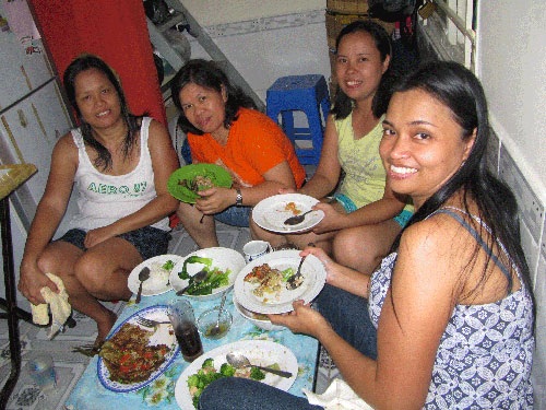 Những phụ nữ ở xóm ôsin ngoại tại quận 2 - TPHCM tụ tập nấu ăn, trò chuyện dịp cuối tuần