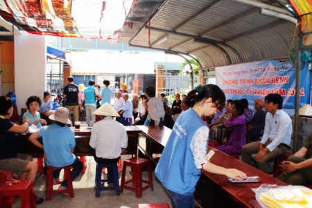 Posco E&C Việt Nam đề cao trách nhiệm xã hội trong kinh doanh - 2 Người dân Nhơn Trạch tại nơi khám chữa bệnh từ thiện