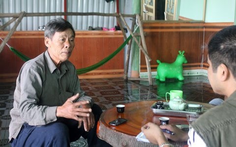 Ông nội hai cháu bé xấu số bày tỏ bức xúc với phóng viên.