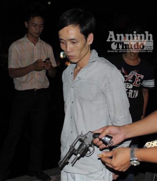 Hé lộ tình tiết đáng sợ về 2 nhóm bắn nhau giữa trưa - 2 Đối tượng Đặng Văn Tùng cùng khẩu súng thu được trên xe,