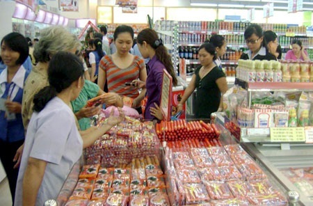 "Cứ 100 đồng... móc túi khách hàng 29 đồng" - 1 Nhiều mặt hàng gói sẵn tại siêu thị chưa thực hiện đúng qui định về nhãn, thiếu trọng lượng.