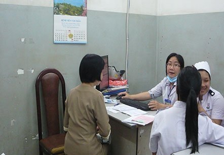 Thua lỗ, đại gia ào ào đi điều trị tâm thần  - 1 Bác sĩ Dung đang thăm khám cho bà H., chủ cơ sở sản xuất bột giặt -