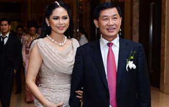 Ông Johnathan Hạnh Nguyễn (phải)