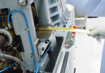 Vàng miếng đang được cán mỏng trước khi dập. Ảnh: YÊN TRANG