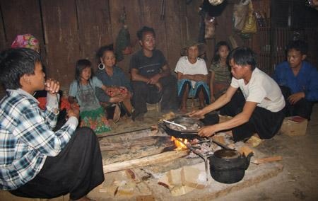 Gia đình ông Tu vào buổi tối. Mỗi ngày, gia đình ông ăn hết 20 kg..