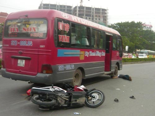 Người thanh niên lái xe máy bị xe khách cán tử vong