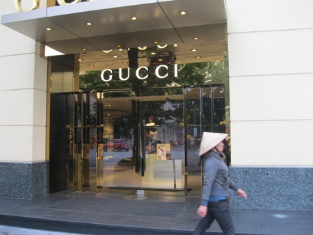 “Nghi án” hàng hiệu Milano - Gucci: Công an, thuế, quản lý thị trường vào cuộc - 3 Cửa chính của cửa hàng đóng im ỉm