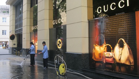 “Nghi án” hàng hiệu Milano - Gucci: Công an, thuế, quản lý thị trường vào cuộc - 1 Cửa hàng Milano - Gucci tại 63 Lý Thái Tổ vẫn sáng đèn nhưng từ chối tiếp khách mua