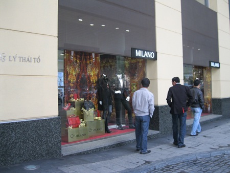 “Nghi án” hàng hiệu Milano - Gucci: Công an, thuế, quản lý thị trường vào cuộc - 2 Khách hàng chỉ có thể đứng xem bên ngoài rồi quay đi