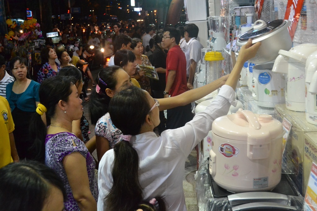 Chương trình thu hút đông đảo khách hàng đến tham quan và mua sắm