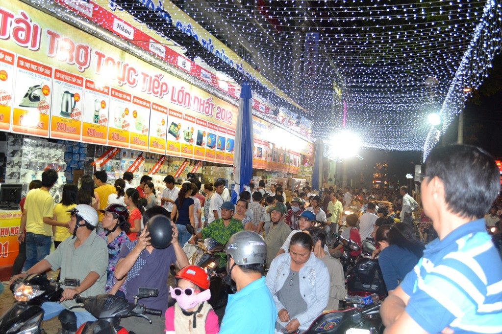  Mặc dù bãi giữ xe Nguyễn Kim đã được tăng cường nhưng khu vực nào cũng ngập kín xe