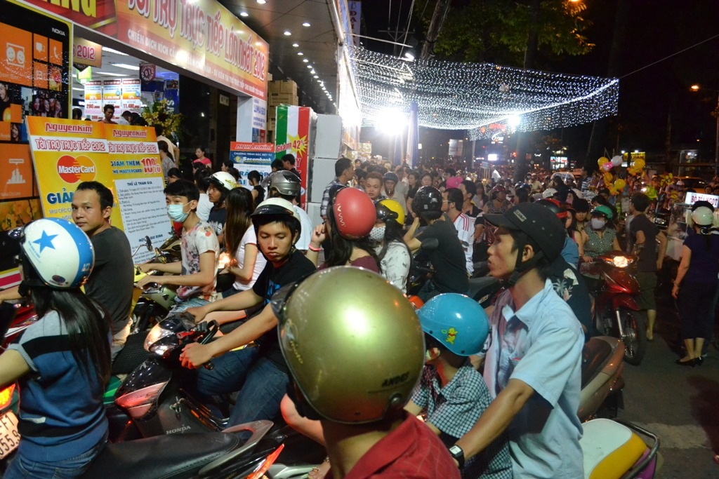 Nhân viên Nguyễn Kim được tăng cường để phục vụ khách hàng