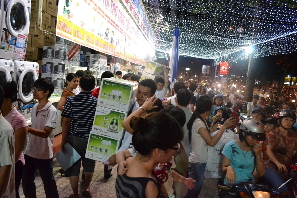 Nhân viên Nguyễn Kim được tăng cường để phục vụ khách hàng