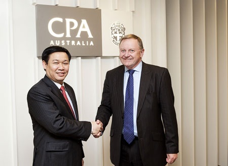 Bộ trưởng Vương Đình Huệ (trái) đánh giá cao những thành tựu của CPA trong những năm qua