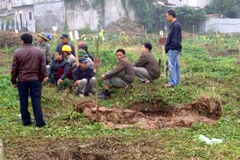 Khoảng 10 công nhân đào mộ bị người dân quây lại