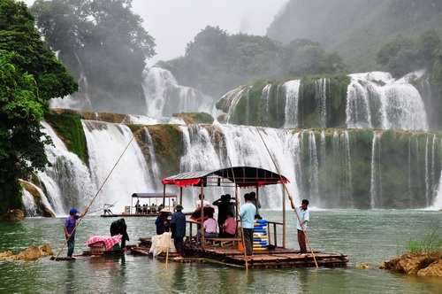 Xây resort 4 sao 170 tỷ đồng tại thác Bản Giốc - 1 Khách du lịch tham quan thác Bản Giốc (Ảnh: Tuổi Trẻ)