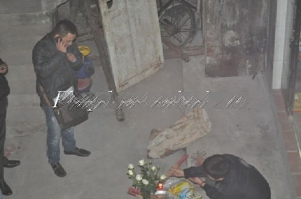 Vụ cháu bé 10 tháng tuổi bị giết: Lời khai tàn độc của người cha - 1 Chiếc bao tải chứa xác cháu bé tại hiện trường